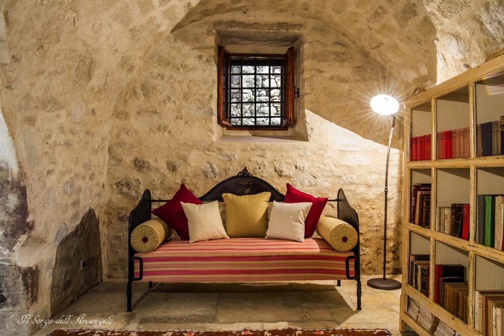Il Borgo Dell'Arcangelo Tuili Oda fotoğraf